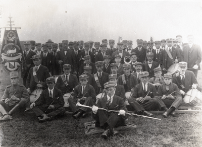 220494 Groepsportret van de leden van de muziekvereniging Oranje Nassau (een ondervereniging van de vereniging Het ...